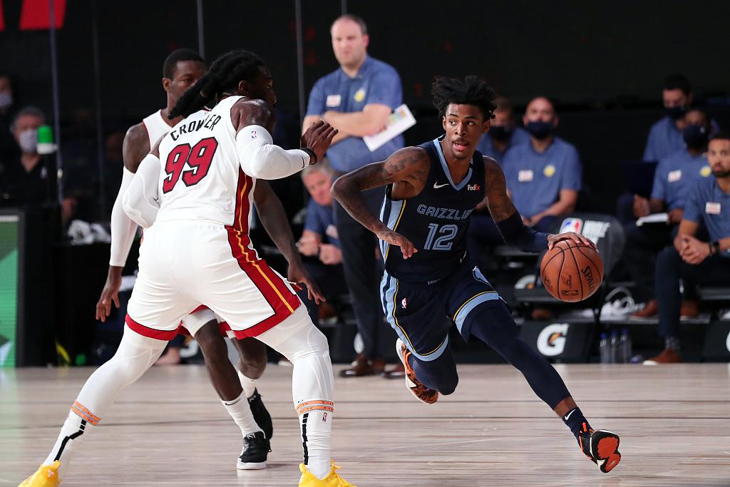 广东队轻取马刺,莫兰特点燃赛场 广东队轻取马刺,莫兰特点燃赛场