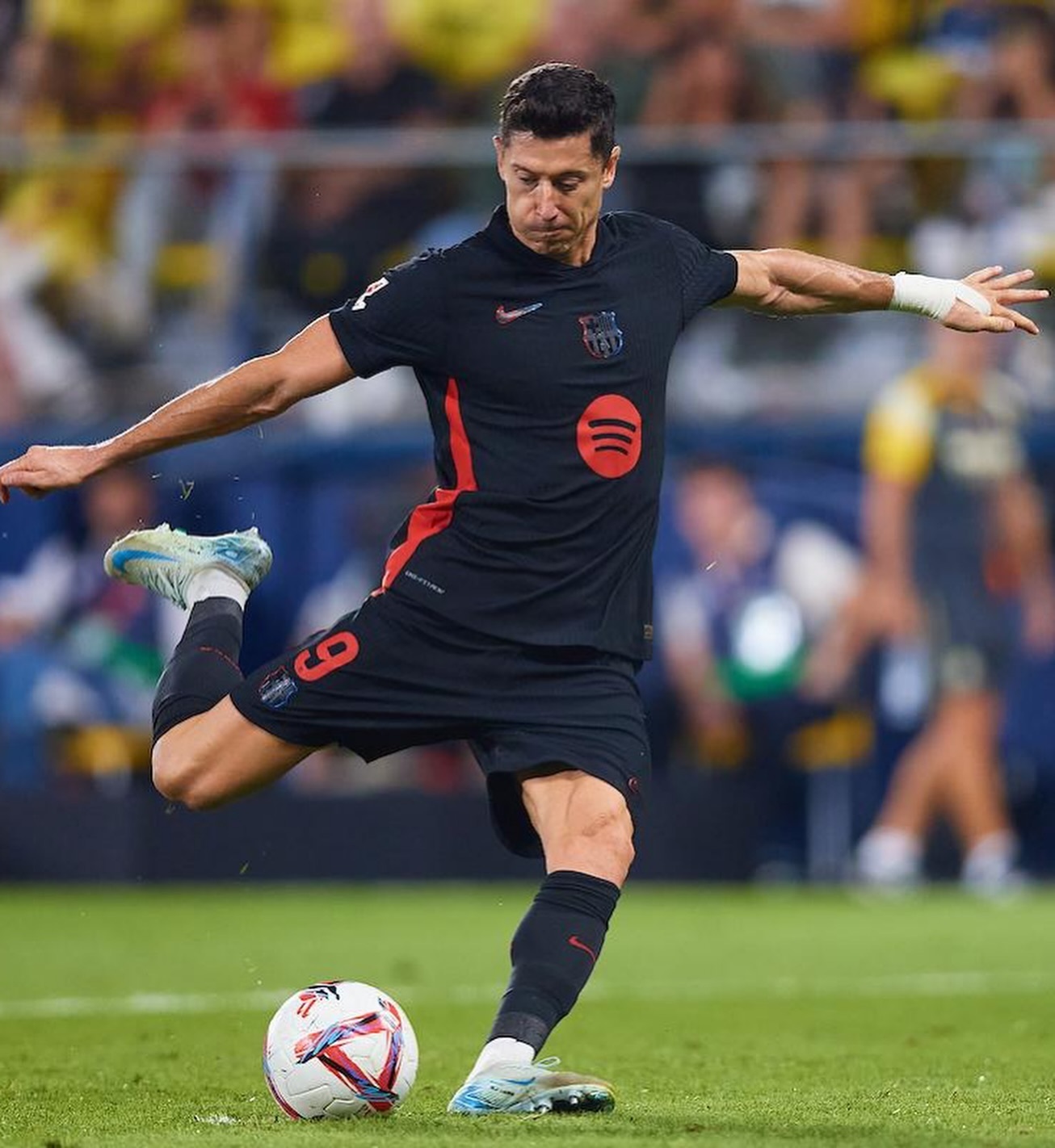 巴黎横扫利物浦，莱万扛起全队