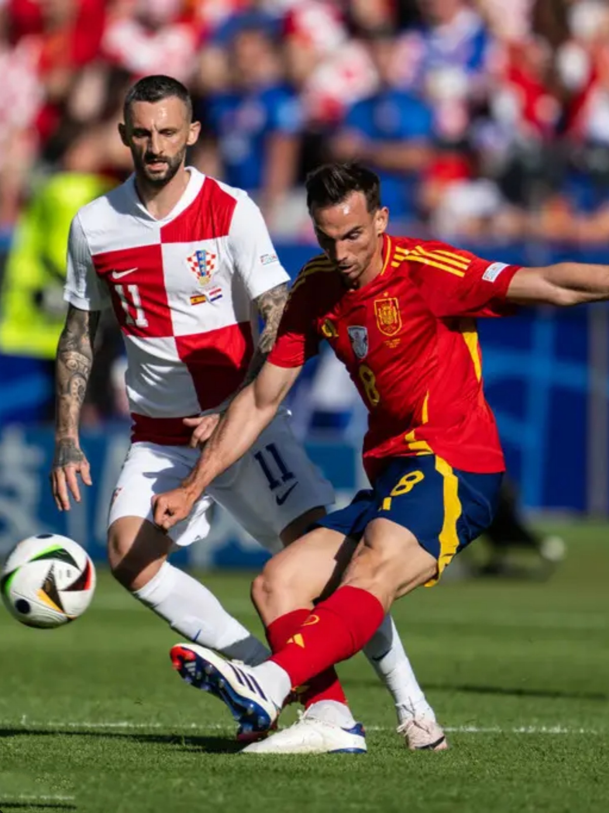 英格兰队员昂首赞扬，队友表现出色