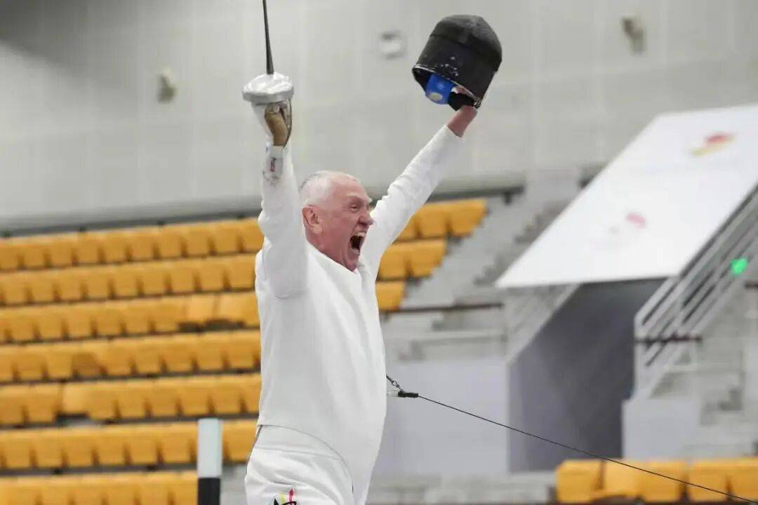 比赛精彩：击剑选手再次逢战